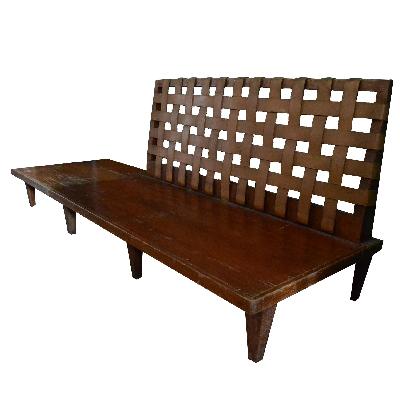 Banca de 2 plazas con mesa lateral en madera de nogal con respaldos en cuero