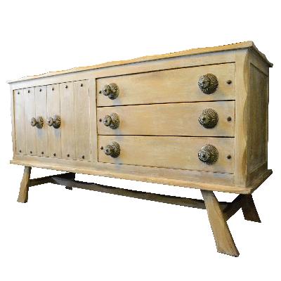 Cómoda elaborada en madera blanqueada con 2 puertas, 3 cajones y tiradores de bronce patinados.