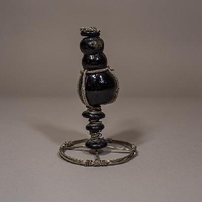 Escultura de resina negra y cable de aluminio niquelado