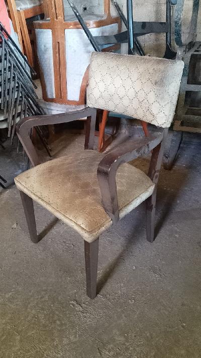 Silla en madera con tapicería beige.