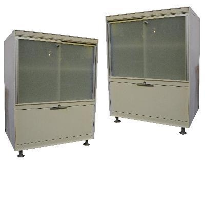 Par de vitrinas en metal laqueado blanco