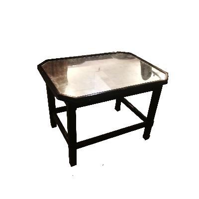 Mesa elaborada en madera con vidrio en la superficie