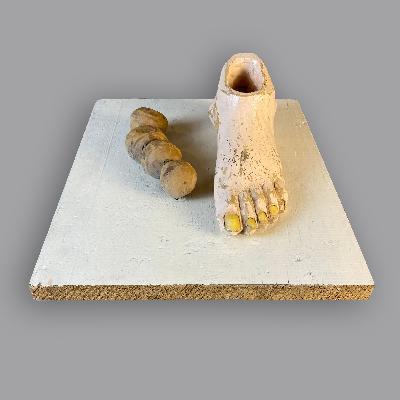 Cisco Jiménez. Pie con estructura orgánica. Tallas en madera sobre tabla.