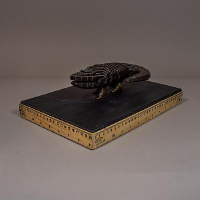 Pedro Friedeberg. Cocodrilo de bronce (negro)