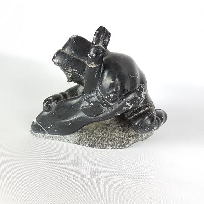 Hombre con piernas de ciervo. Escultura Inuit de piedra jabonosa