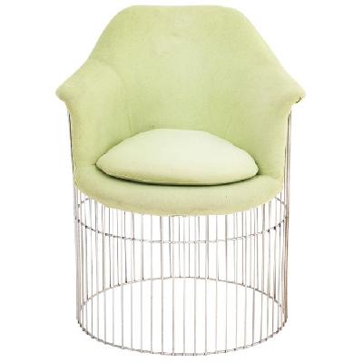 Sillón de varilla de acero cromado y fibra de vidrio con tapicería verde.