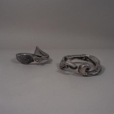 Juan Sánchez Juárez. Par de pulseras de metal