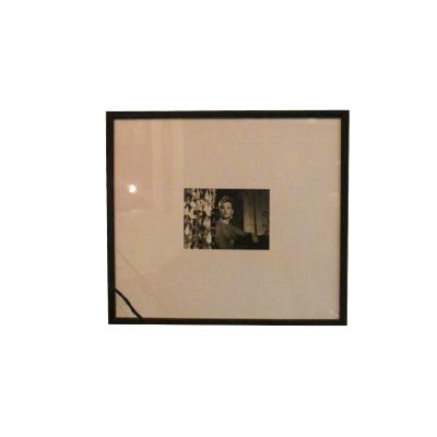 Fotografía en blanco y negro de mujer Marina Vlady 1966 con marco delgado negro.