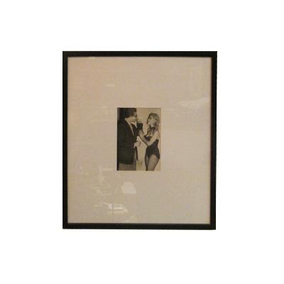 Fotografía en blanco y negro con hombre y mujer de Juan García Esquivel y Kitty Hoyos con marco delgado negro