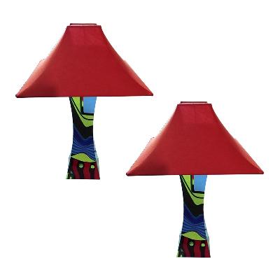 Par de lámparas de mesa en plástico multicolor con pantallas rojas