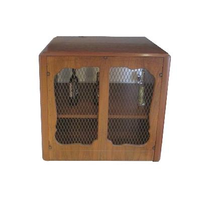 Cantina de madera con puerta abatible y rejillas.