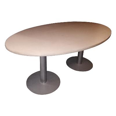 Mesa de hall en aluminio gris y madera aglomerada de cedro blanco. 