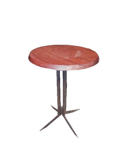 Víktor Martínez. Mesa lateral prototipo con cubierta de nogal y soportes en acero