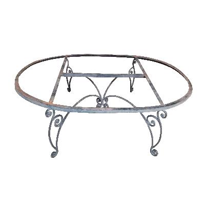 Mesa de centro oval en acero con soportes a manera de roleo