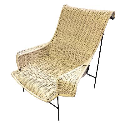 Sillón Lounge en acero negro y mimbre tejido.