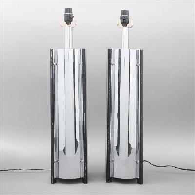 Gaetano Sciolari. Par de lámparas de mesa cilíndricas en metal cromado con filos negros