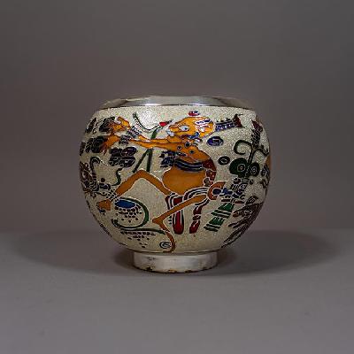 Miguel Pineda. Depósito estilo Neomaya en metal plateado esmaltado co