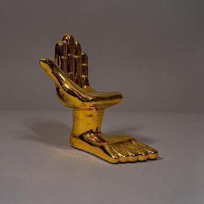 Pedro Friedeberg. Mano - pie. Escultura de cerámica con oro amarillo de 22k. 17.5cm