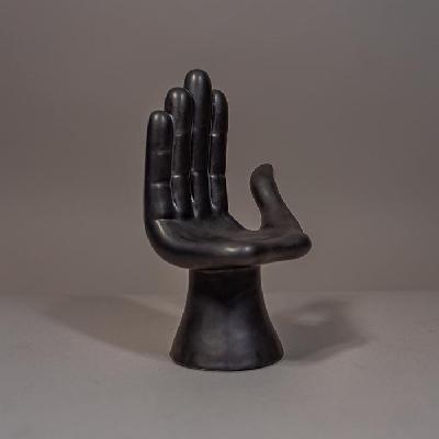 Pedro Friedeberg. Mano - campana de cerámica color grafito 17cm A/P