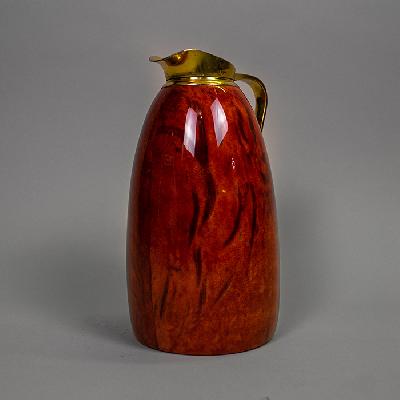 LOTE Aldo Tura. Jarra decorativa en madera, latón y pergamino de piel de cabra color rojo