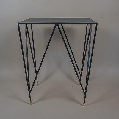 Mesa pedestal en acero negro con casquillos de latón de la Línea Acapulco Trouvé