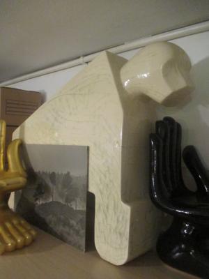 Miguel Castro Leñero. Perro. Escultura de cerámica blanca.