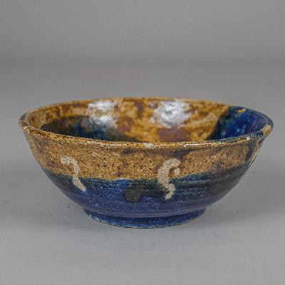 Plato en cerámica de alta temperatura azul, ocre y blanco