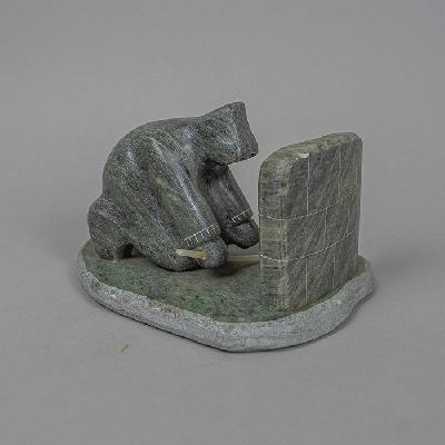 Hombre con lanza. Escultura inuit de serpentina