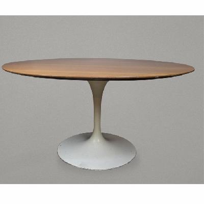 Eero Saarinen para Knoll Internacional de México. Mesa de comedor Tulip blanca con cubierta de nogal