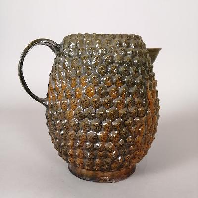 Jarra en barro esmaltado con decoración en altorrelieve