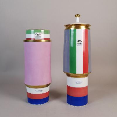 2 tibores de porcelana con esmalte dorado. 