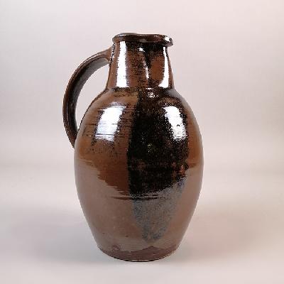 Jarra café y negro en cerámica de alta temperatura.