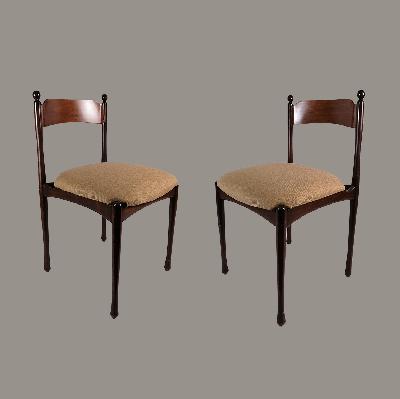 Par de sillas en madera de palisando. Sobre el diseño de Franco Albini. (P/PAR)
