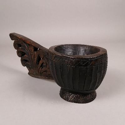 Taza de pastor europea en madera tallada de roble