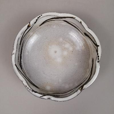 Plato en cerámica de alta temperatura blanco con líneas cafés