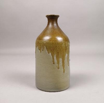 Florero en cerámica de alta temperatura.