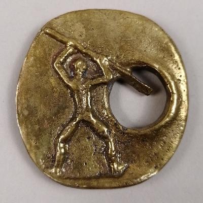 Pal Kepenyes. Hebilla estilo Brutalista. Diseño redondo 