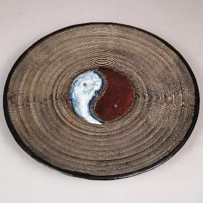 Plato en cerámica de alta temperatura con yin-yang esmaltado