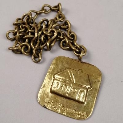 Pal Kepenyes. Collar con dije estilo Brutalista en bronce fundido