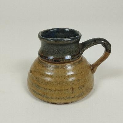 Cremera en cerámica de alta temperatura color ocre y verde