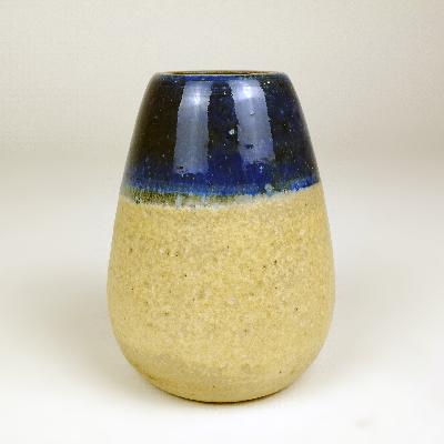 Florero en cerámica de alta temperatura color beige con borde azul cobalto