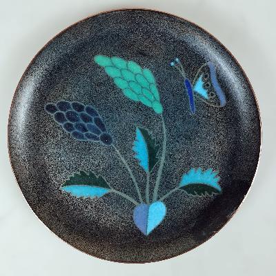 Miguel Pineda. Plato redondo en cobre esmaltado azul, verde y negro