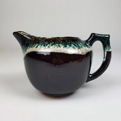 Jarra en barro esmaltado café, verde y beige