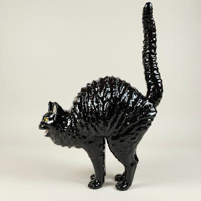 Bordallo Pinheiro. Gato asustado de loza policromada