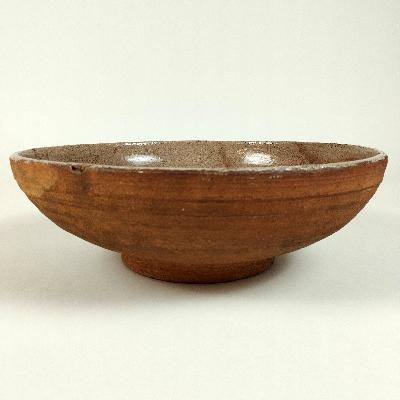 Ariel Ortega. Plato en cerámica de alta temperatura color beige y naranja