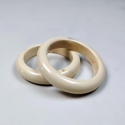 Par de brazaletes en baquelita color marfil